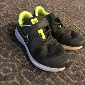 Dark grey/lime green Nike Star Runners. Size 1. GUC.
